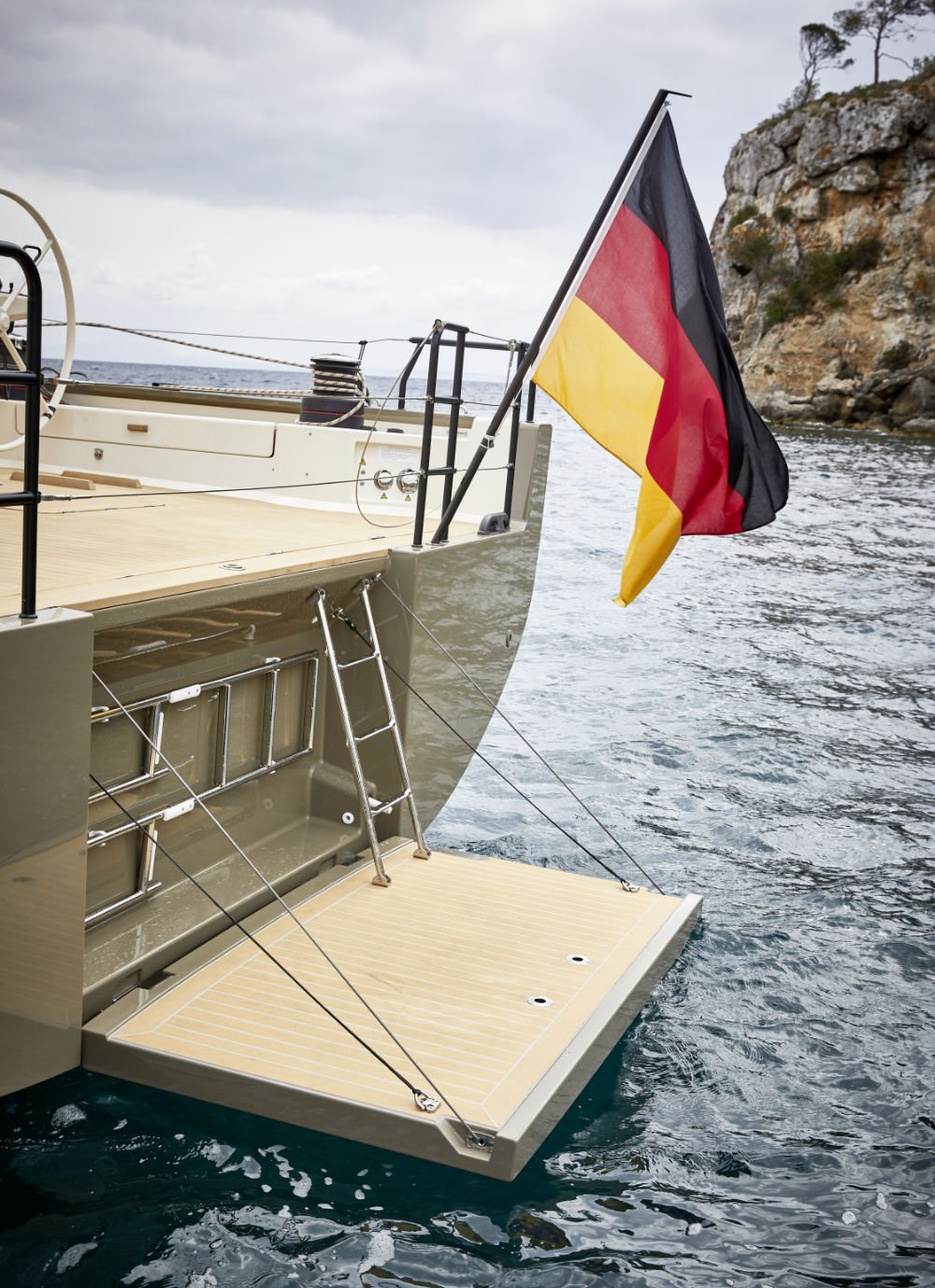 Y7 Sailing yacht tailgate