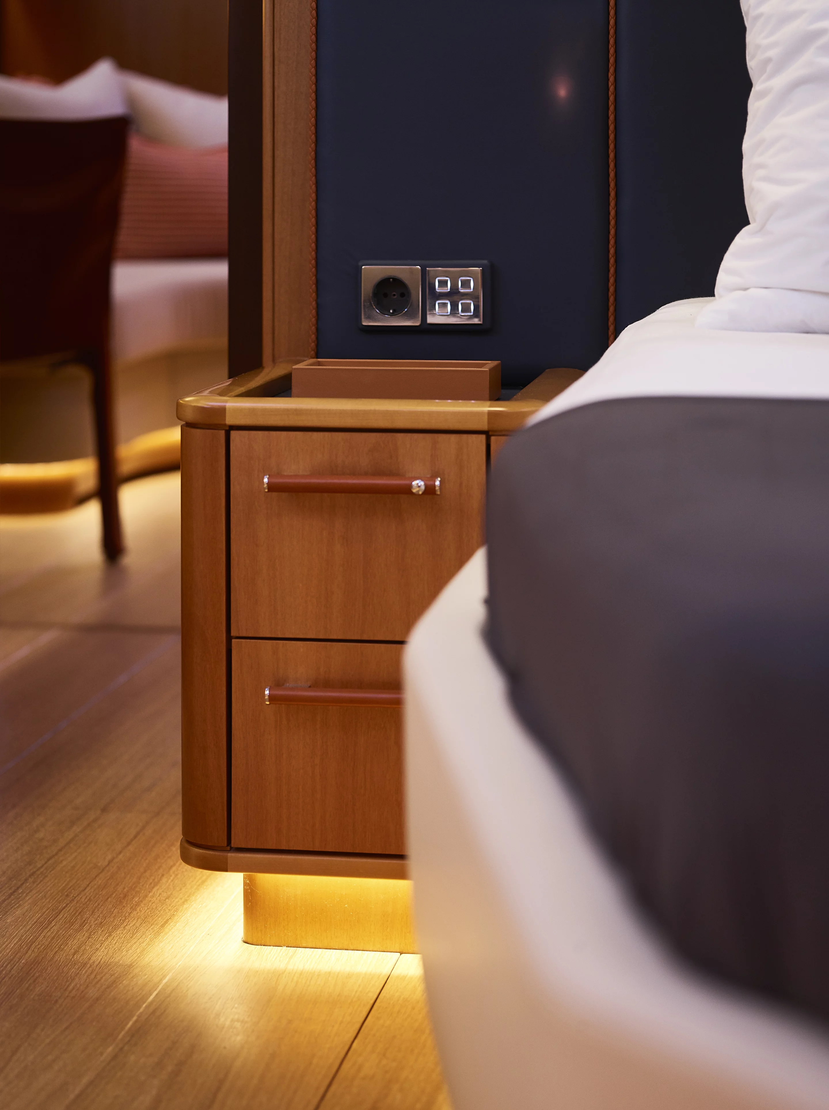 YC/Tripp 90 Master cabin detail