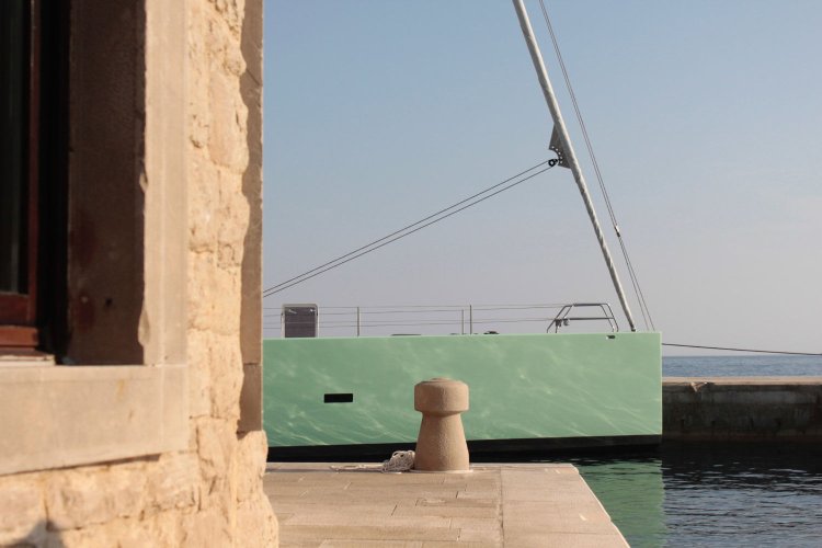 Luxury Carbon Yacht Cool Breeze