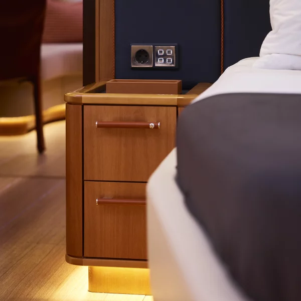 YC/Tripp 90 Master cabin detail