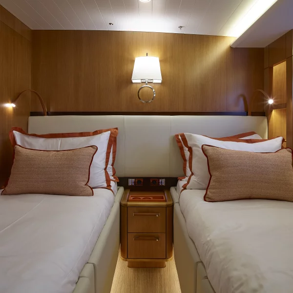 YC/Tripp 90 Guest cabin