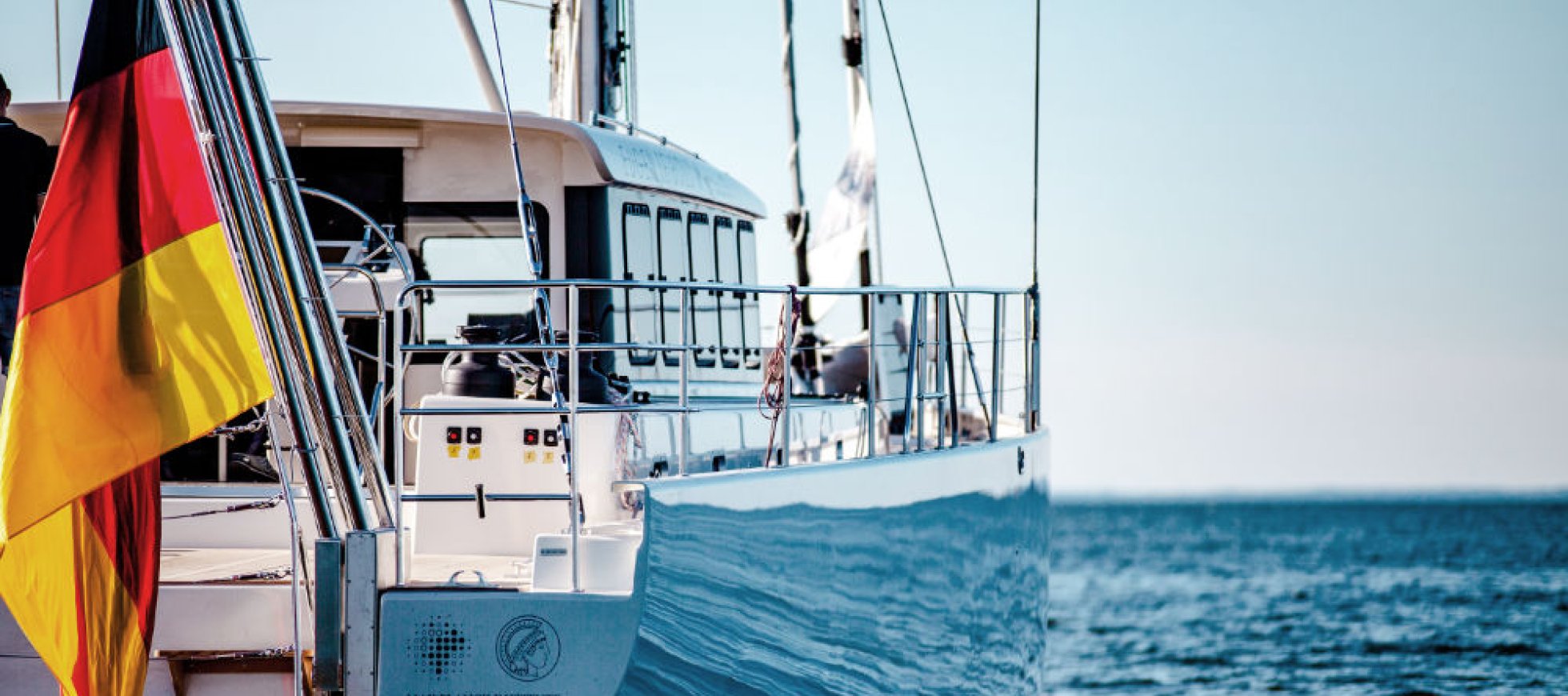 YYacht-Custum-Carbon-Yacht