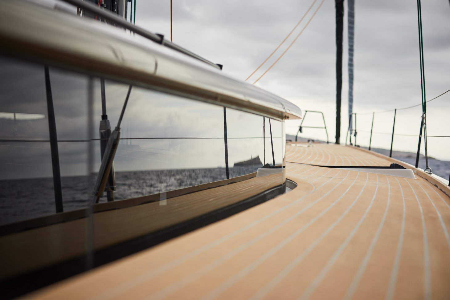 Y7 Carbon Yacht with vertical windows